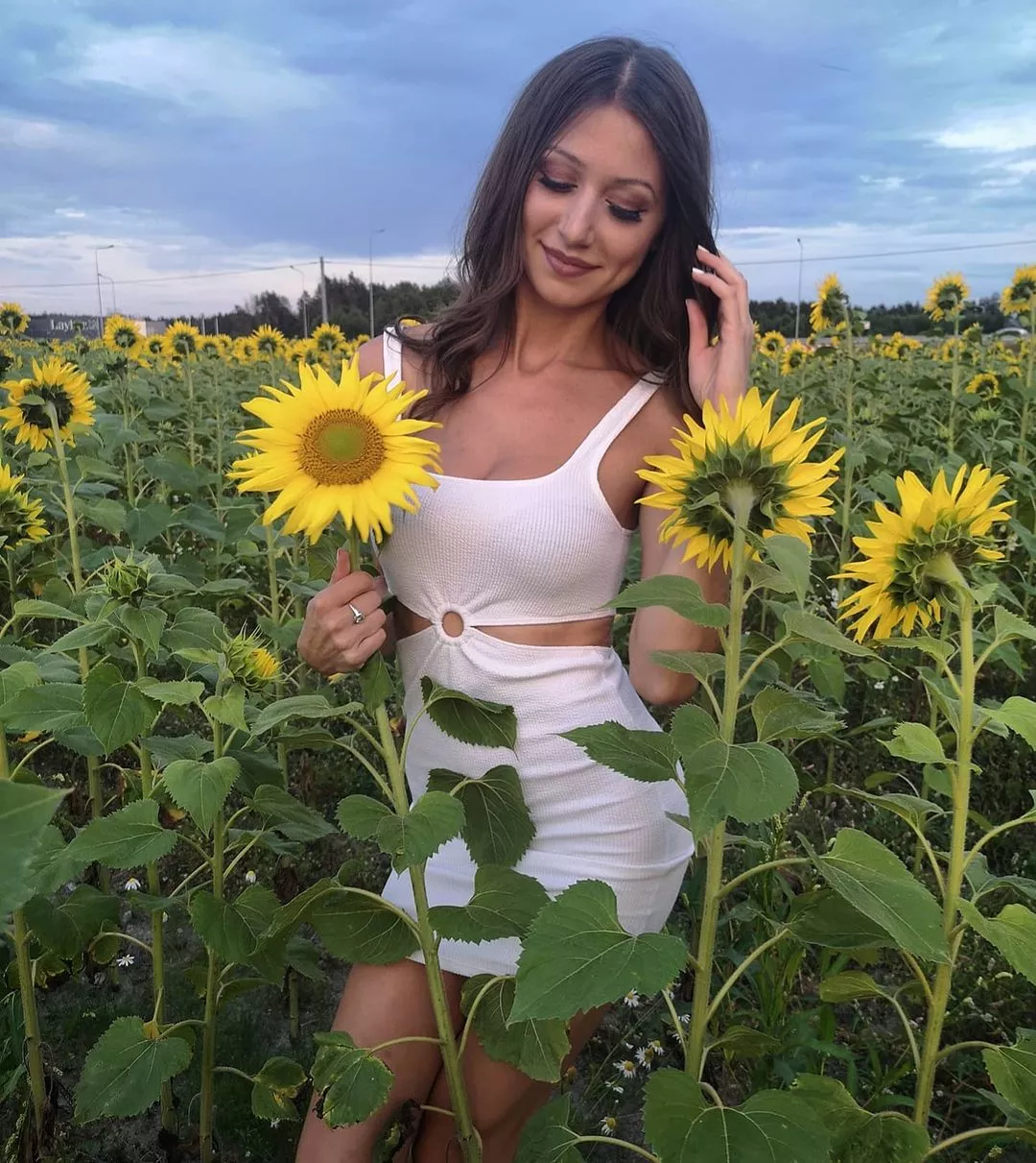 Kuszący dekolt artystki disco polo w „słonecznikowej” sesji. Ponętny van Gogh!